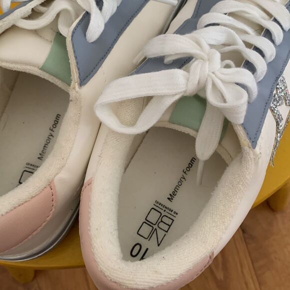 No boundaries size 10 Stylish Cream and Blue Sneakers with Star Detail - Picture 5 of 6
